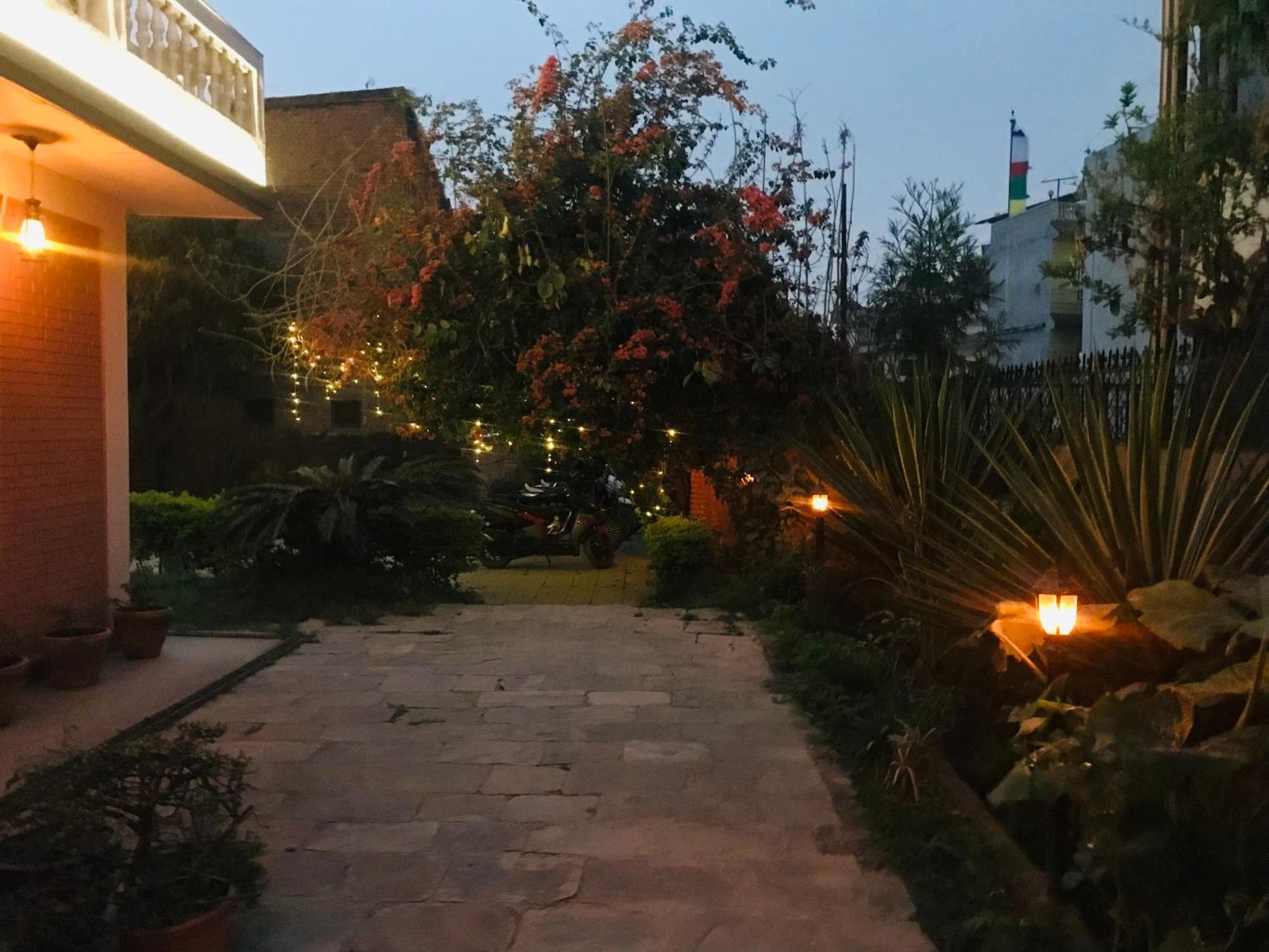 Hotel Lotus Garden Катманду Екстер'єр фото