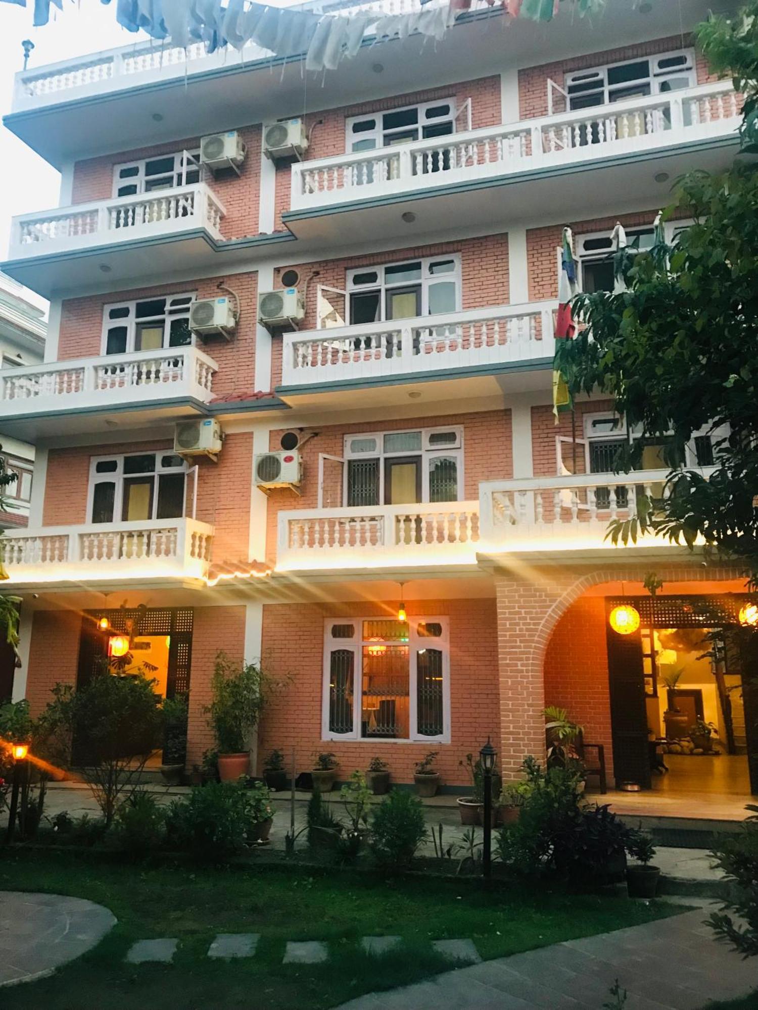 Hotel Lotus Garden Катманду Екстер'єр фото