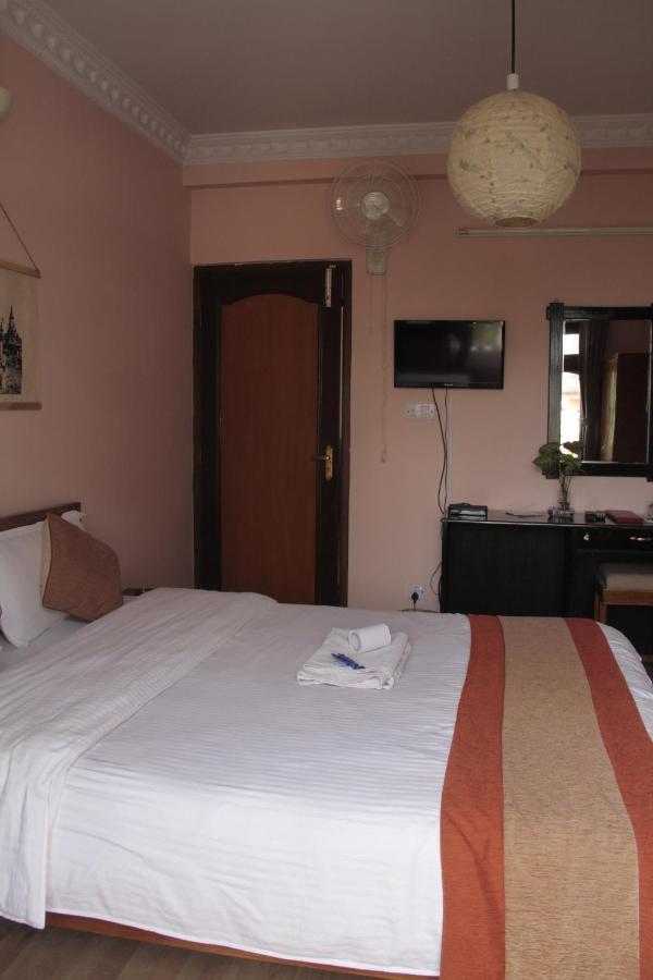 Hotel Lotus Garden Катманду Екстер'єр фото